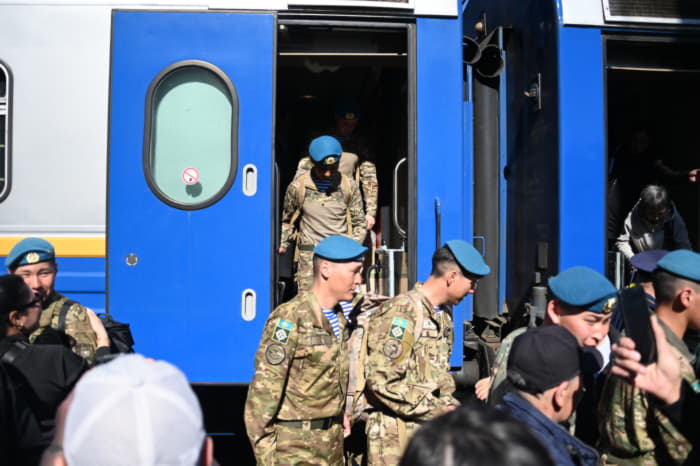 Семей торжественное встретил очередную партию демобилизованных военнослужащих