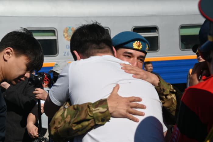 Семей торжественное встретил очередную партию демобилизованных военнослужащих