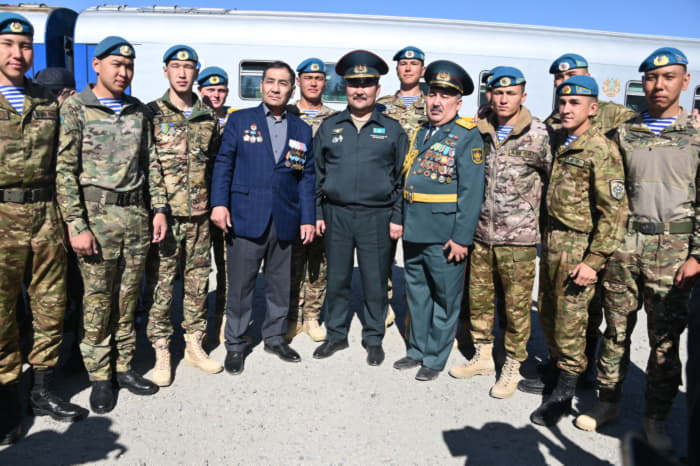 Семей торжественное встретил очередную партию демобилизованных военнослужащих