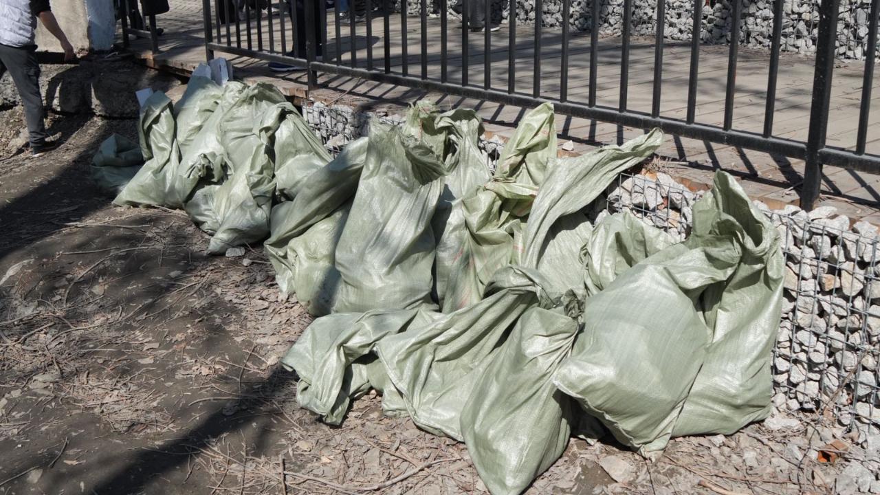 В Семее прошла акция по очистке острова