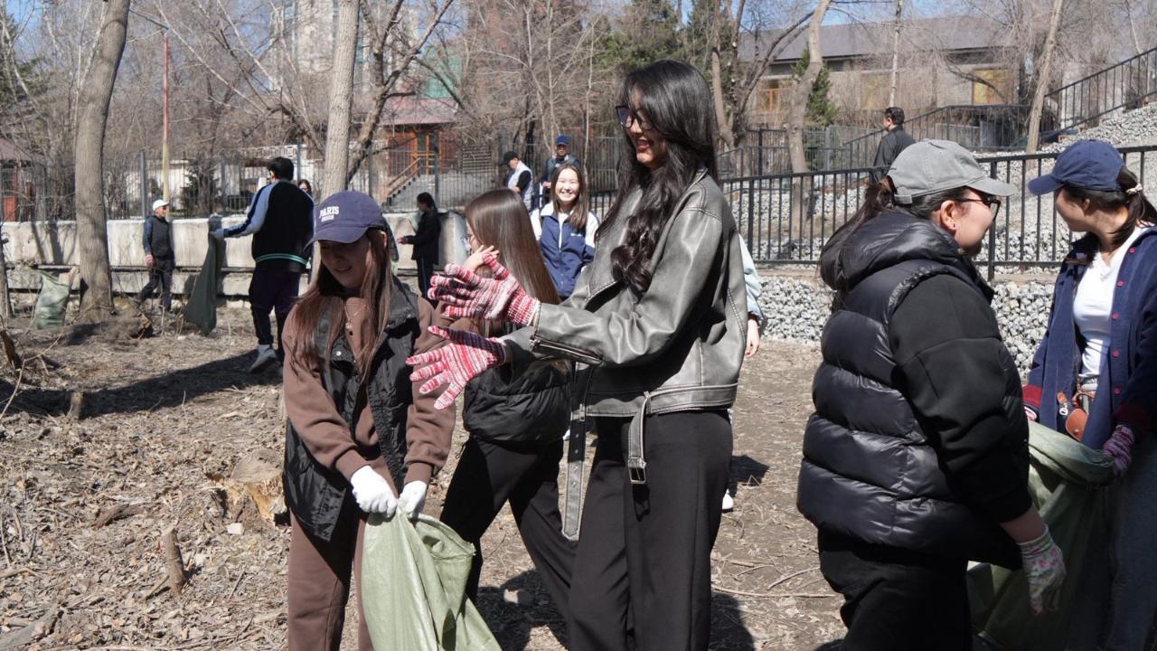 В Семее прошла акция по очистке острова