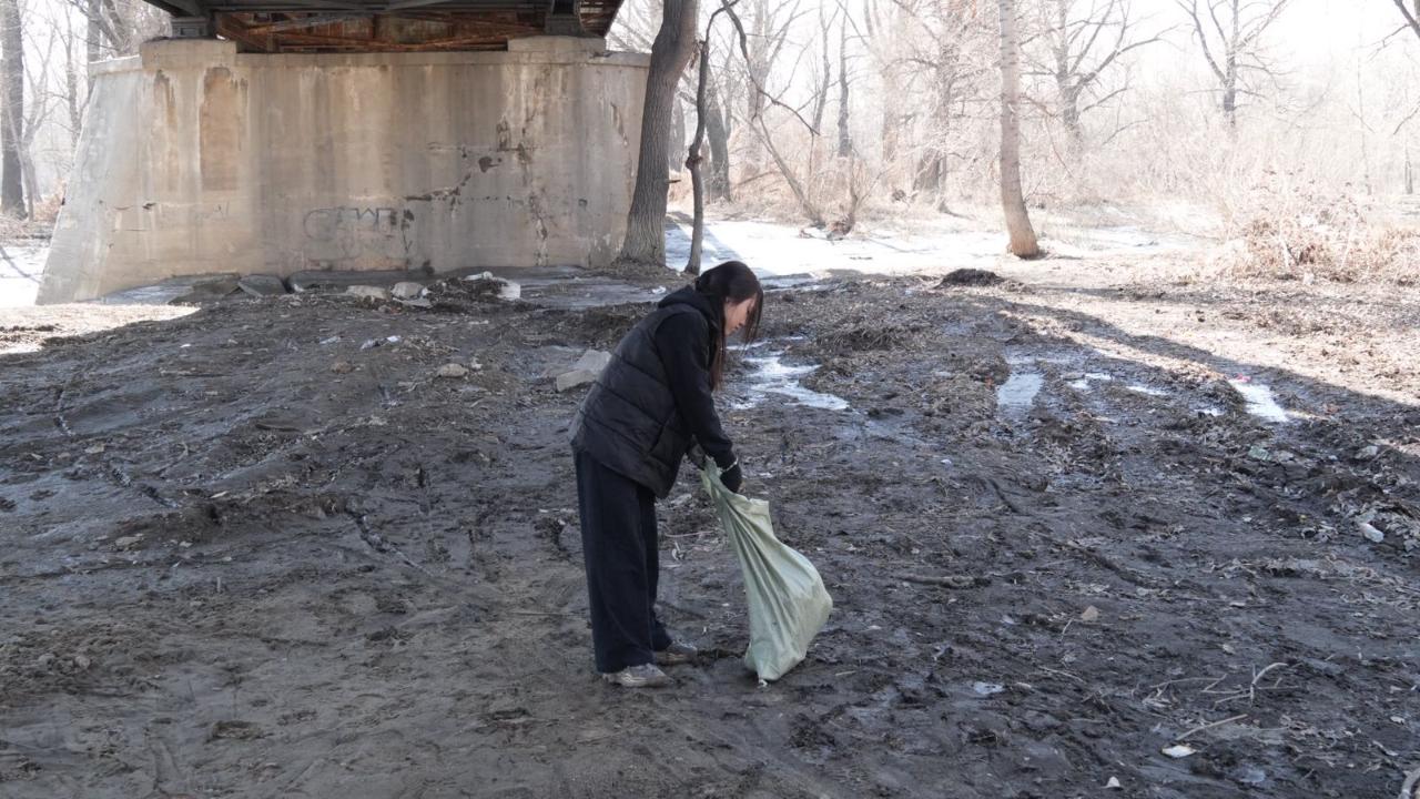 В Семее прошла акция по очистке острова