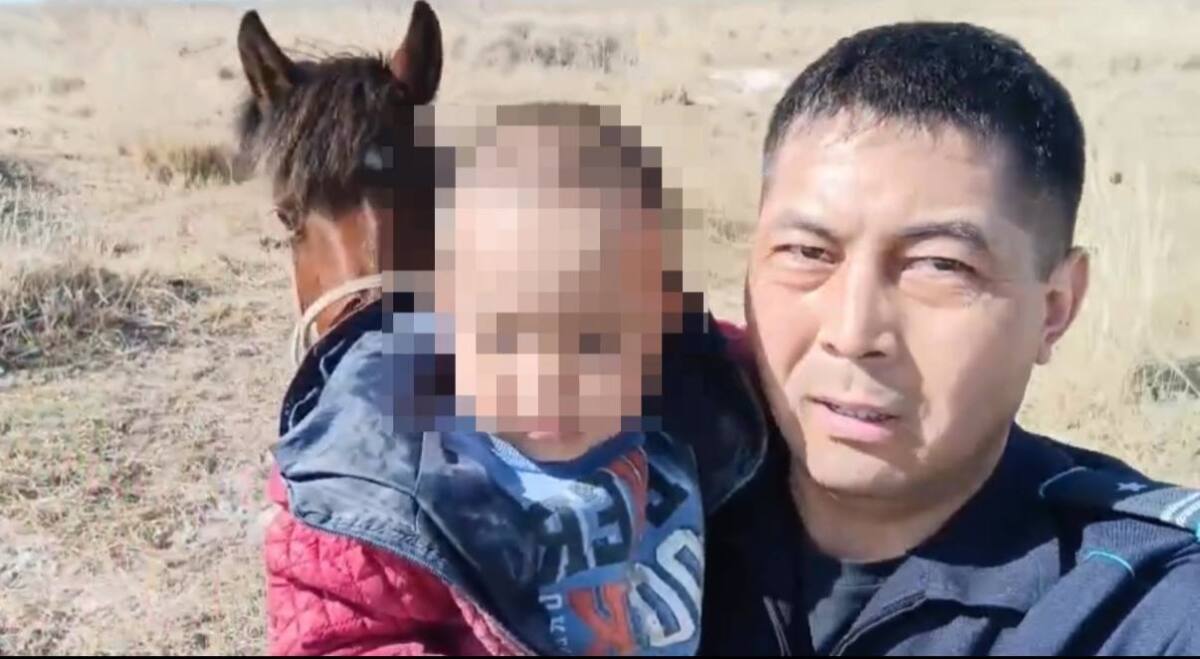 Полицейский вернул семье потерявшегося в степи ребёнка